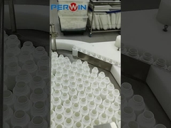 プラスチック製の小さなボトルを詰める生産ライン